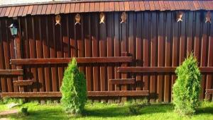 Come decorare una recinzione di cartone ondulato?