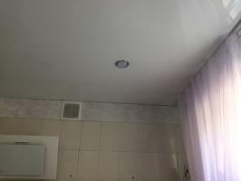 Come uscire dalla situazione se tra le piastrelle da parete, soffitto c'è un gap?