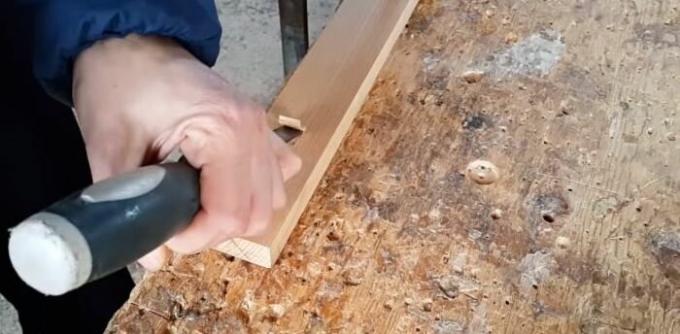 Rimuovere con attenzione un pezzo di legno con uno scalpello, ma non completamente