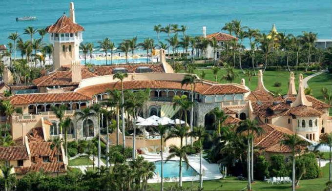 Mar-a-Lago a Palm Beach. Hotel Club privato. Dire, si è stimato a 200 milioni di euro. $. Si fa un profitto di $ 15 milioni. $ All'anno. (Image Source - Yandex-pictures)