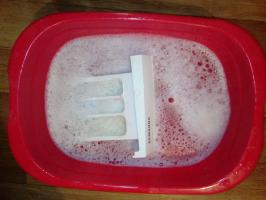 Pulire la lavatrice: rimuovere la contaminazione dal filtro di scarico, scala, targa arrugginita
