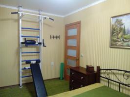 Come organizzare la piccola camera da letto spazio: ampio armadio, un letto matrimoniale e spazio per il fitness