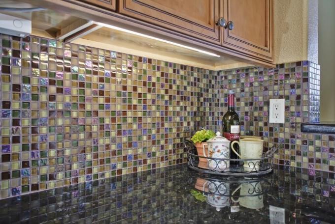 Perfettamente eseguito il lavoro - grembiule da cucina decorato con mosaici