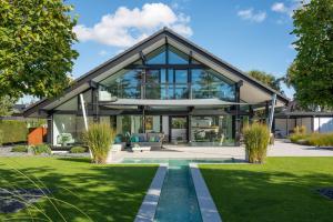 Casa moderna con travi in ​​legno e vetro