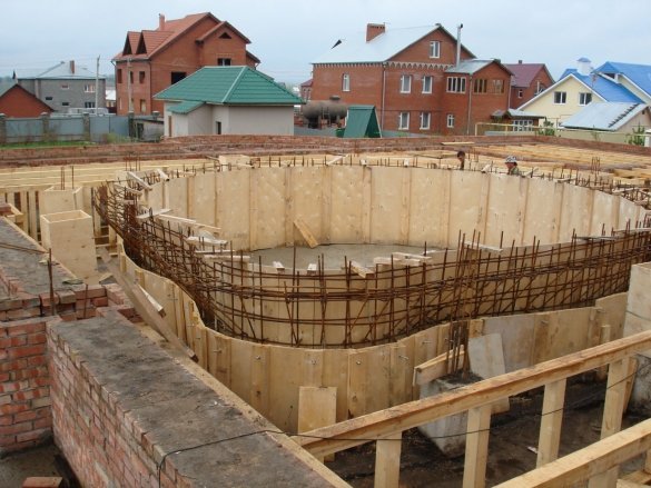 Completa piscine interne sono costruite in cottage superficie di 300-400 metri quadrati. mo più.