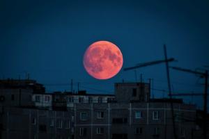 Luna "di sangue". Come funziona un'eclissi lunare sulla salute umana?