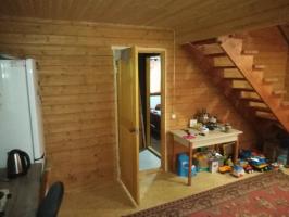 Vivere in una casa di legno, in modo confortevole ed economico, perché dovremmo avere paura degli elementi oscuri nelle decorazioni