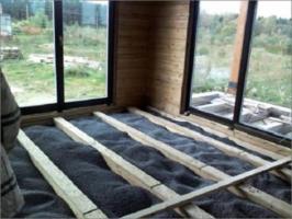 Isolamento termico di un telaio casa. materiali isolanti sedimenti.
