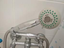 Trucchi utili per il bagno: il risparmio di acqua del 60%, di fughe bianche, piastrelle scheggiate, intasati in bagno