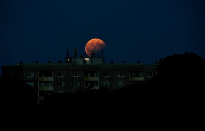 Come fa un eclissi lunare sul piano umano? | ZikZak