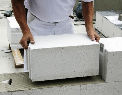 cucitura spessa riduce il coefficiente di resistenza termica dei blocchi di cemento parete è del 25%, che porterà ad un aumento dei costi per il riscaldamento.