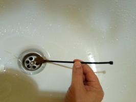 Un modo semplice ma molto efficace per pulire lo scarico del bagno dei capelli senza togliere il sifone.