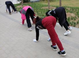 Cinese per migliorare la circolazione cerebrale, sono invitati a camminare a quattro zampe. E consigliare Bubnovsky e Pilates