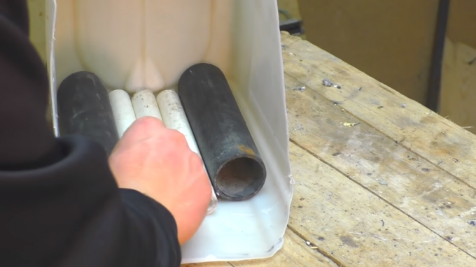 Il processo di installazione del tubo di plastica nel contenitore. fonte: https://www.youtube.com/watch? v = 5VGl8hqwWjk