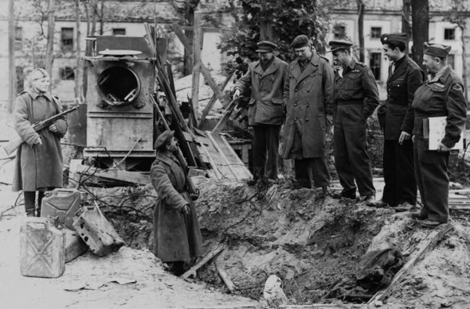 Fossa, dove fu sepolto il Fuhrer e lattine di benzina. maggio 1945