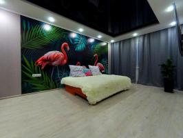 Camera da letto con fenicotteri rosa e cucina con una piuma - ha realizzato un rinnovamento creativo nel loro pezzo kopeck