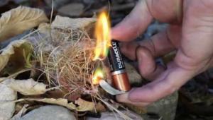 Come utilizzare le batterie per accendere un fuoco?