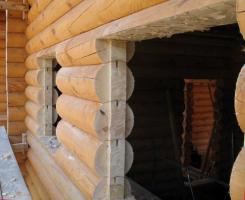 Installazione di porte in una casa in legno. Cosa fare per evitare il cuneo?