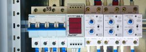 Metodi per la protezione delle reti elettriche domestiche da sovratensioni, varietà di dispositivi e metodi per la loro installazione protettivi.