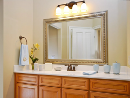 Impostazione specchio in bagno