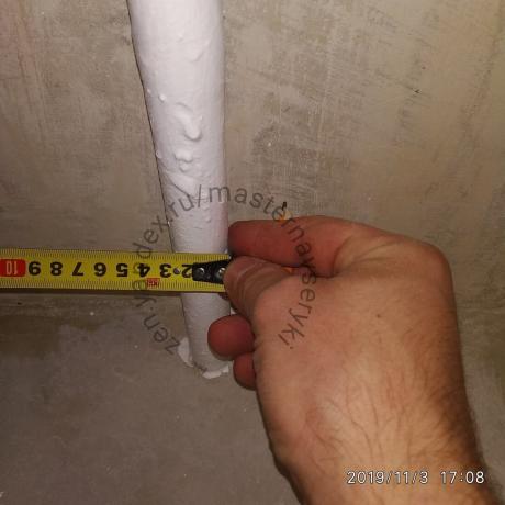 Il diametro misurato del tubo viene trasferito al linoleum. 