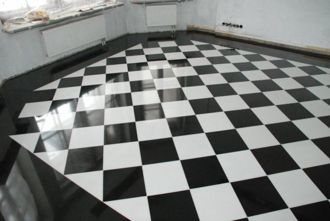 pavimento rivestito in diagonale visivamente espande lo spazio.