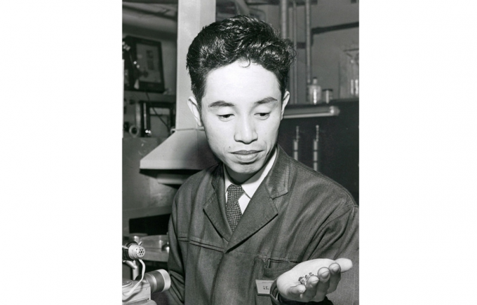 fisico giapponese Reona Esaki mostra la sua "Esaki diodo". 29 dicembre 1959, Tokyo