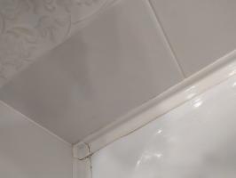 Linoleum sulle pareti del bagno, invece di piastrelle: budget e veloce di finitura, senza cuciture, la muffa