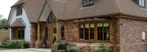 Caratteristiche di installazione di finestre in pietra e case di legno
