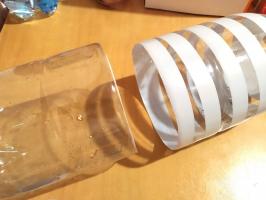 Ciotola fatta di bottiglie di plastica per sostituire il rotto