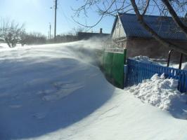 Semplici modi per rimuovere la neve nel cortile in modo da non sovraccaricare