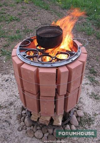  Homemade barbecue in metallo e mattoni tiene perfettamente il calore.