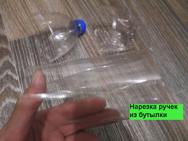 Per tagliare il manico, ho preso una bottiglia trasparente - la maniglia di esso sarà meno evidente sulla finestra
