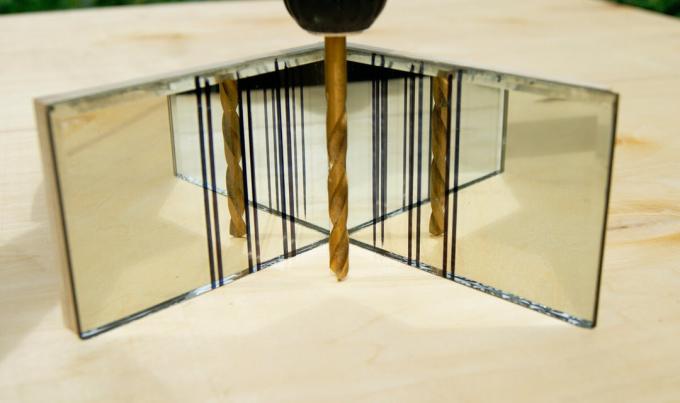 Due specchi con tacche - un dispositivo fatto in casa per la foratura ad angolo retto