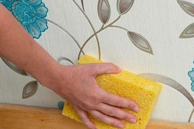 Come lavare carta da parati da polvere e sporcizia?