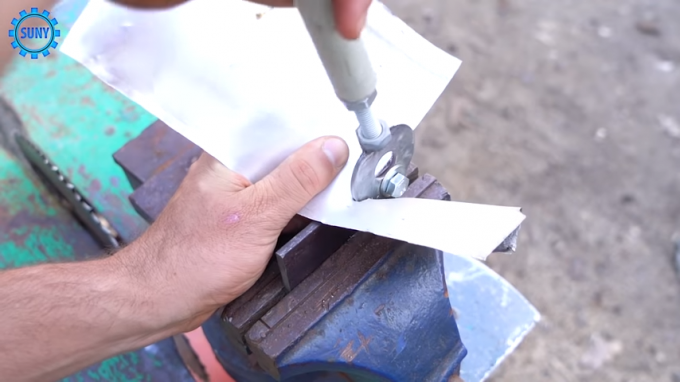 Il processo di taglio di una lamiera casalingo taglierina metallo