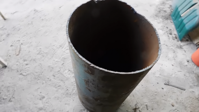 La raccolta di vecchia fornace tubo arrugginito per una efficace proprie mani
