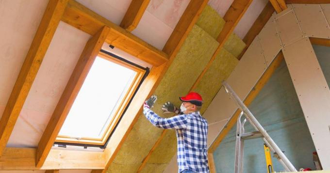 isolamento termico del tetto è meglio produrre strati multipli. Con questo piastre di montaggio sono montati in modo sfalsato