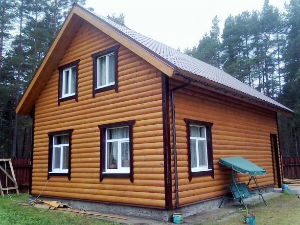 Casa con struttura facciata in block-house. Servizio fotografico con le immagini Yandex. 