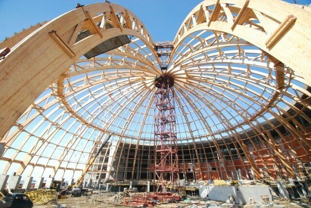 Foto scattata dal servizio "Yandex Pictures". Il processo di costruzione della cupola.