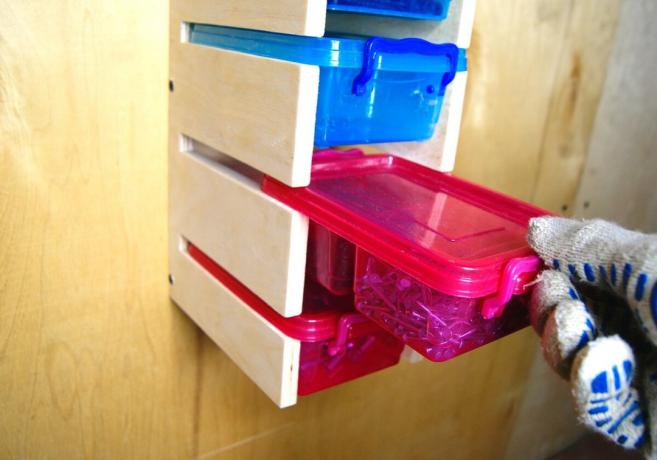 semplice e utile in casa fatta di contenitori di plastica e compensato