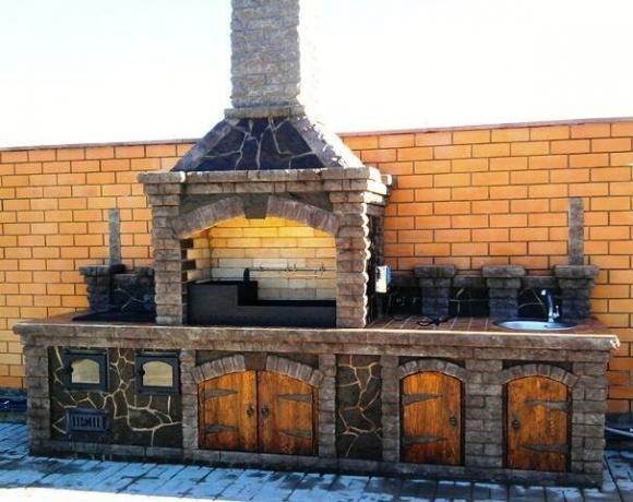 Noi crediamo che molti dei nostri lettori saranno d'accordo che il complesso del forno esterno è un po 'ricorda una fortezza medievale.