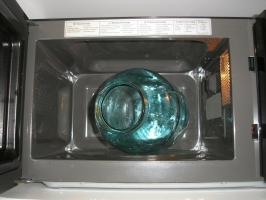 Sterilizzare vasetti per gli spazi nel forno a microonde: affidabile e veloce
