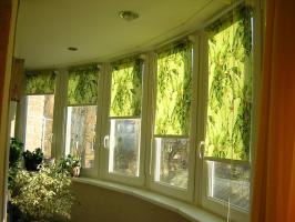 Protezione dai balconi del sole senza aria condizionata: tende, Tulle sul vetro, film, persiane, tende da sole