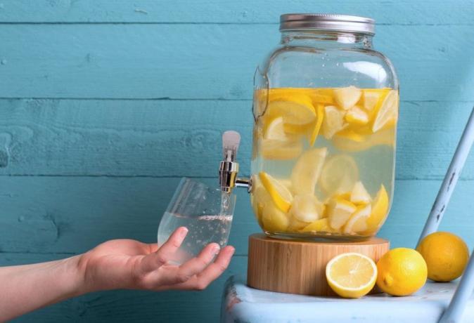 Qual è il vantaggio di acqua di limone?