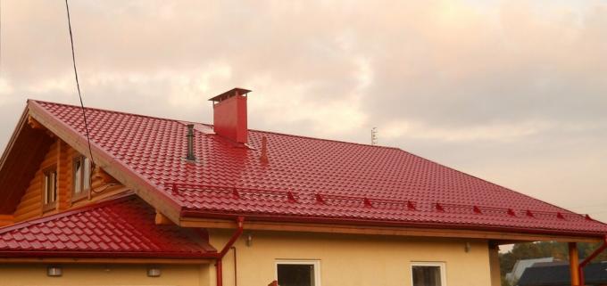 Un tetto con copertura - metallo in forma completata. Immagine con il servizio Yandeks.Kartinki.